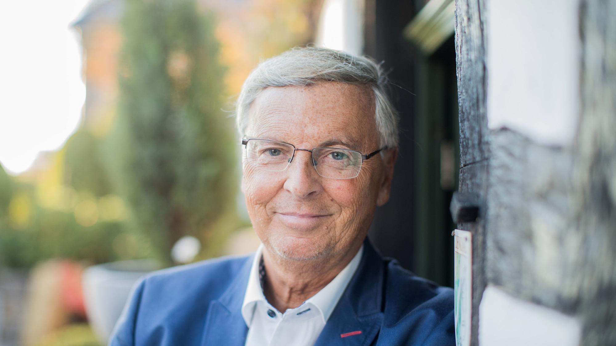 Wolfgang Bosbach lehnt an einer Wand.