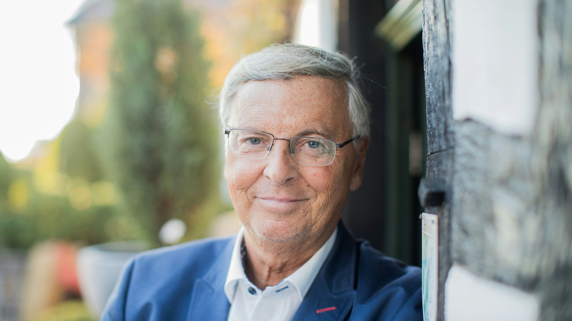 Wolfgang Bosbach lehnt an einer Wand.