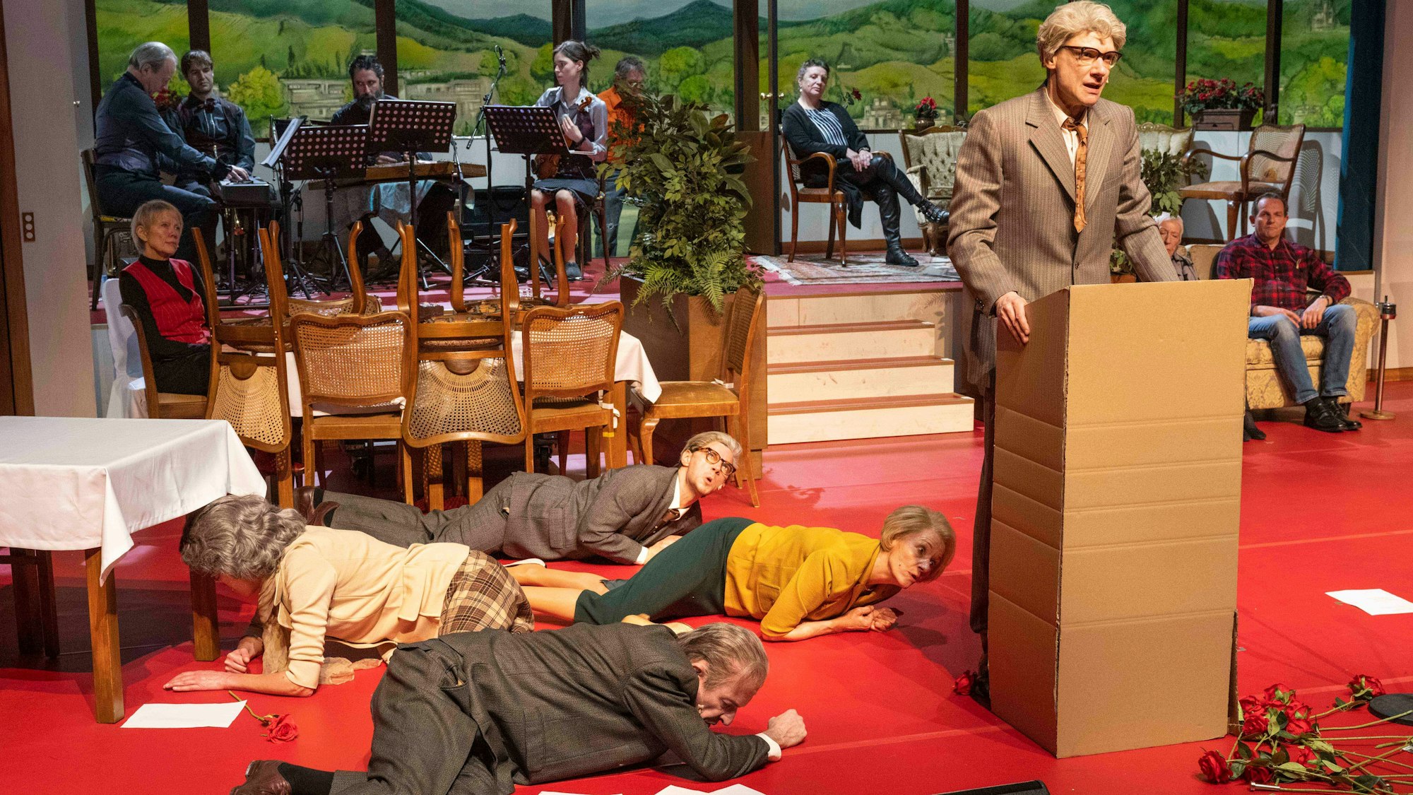 Szene aus dem Stück „Hotel Godesberg“ im Schauspiel Bonn: (von links) Sophie Basse, Christoph Gummert, Wilhelm Eilers, Ursula Grossenbacher und Sören Wunderlich.