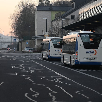 Auf dem Foto sind mehrere REVG-Busse zu sehen.