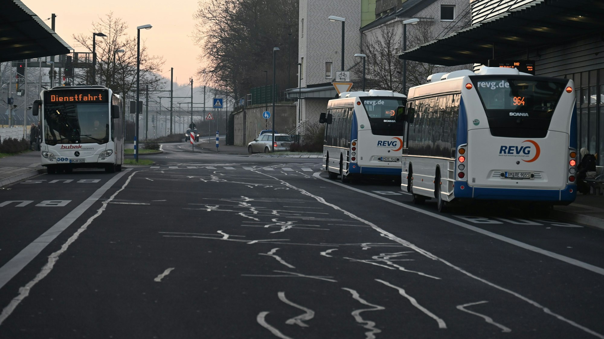 Auf dem Foto sind mehrere REVG-Busse zu sehen.