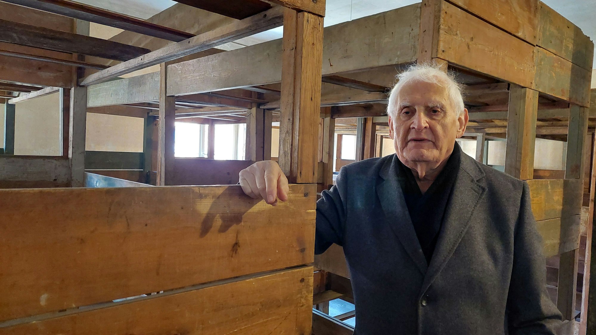 Holocaust-Überlebender Dany Dattel 2022 beim Besuch des KZ Auschwitz.