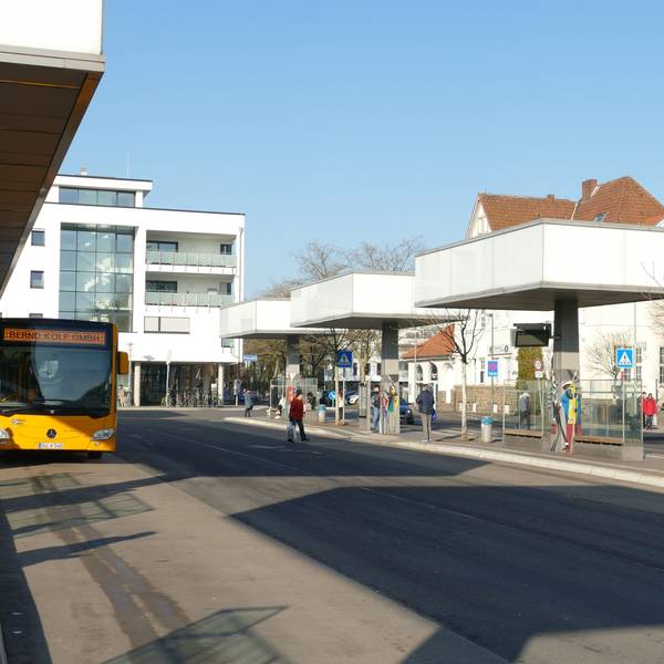 Der Busbahnhof in Hennef a Tag des Warnstreiks im ÖPNV.