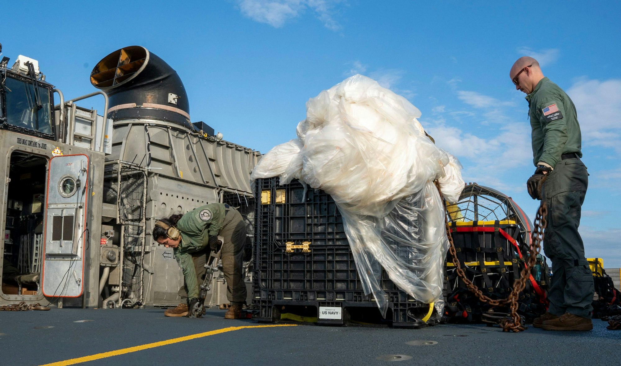 Matrosen der Assault Craft Unit 4 mit im Atlantik geborgenen Überresten eines mutmaßlichen chinesischen Spionageballons.