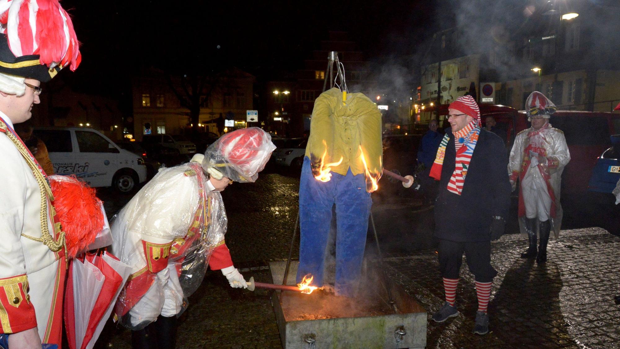 Das Foto zeigt eine Nubbelverbrennung der KG Baulemann auf dem Wipperfürther Marktplatz.