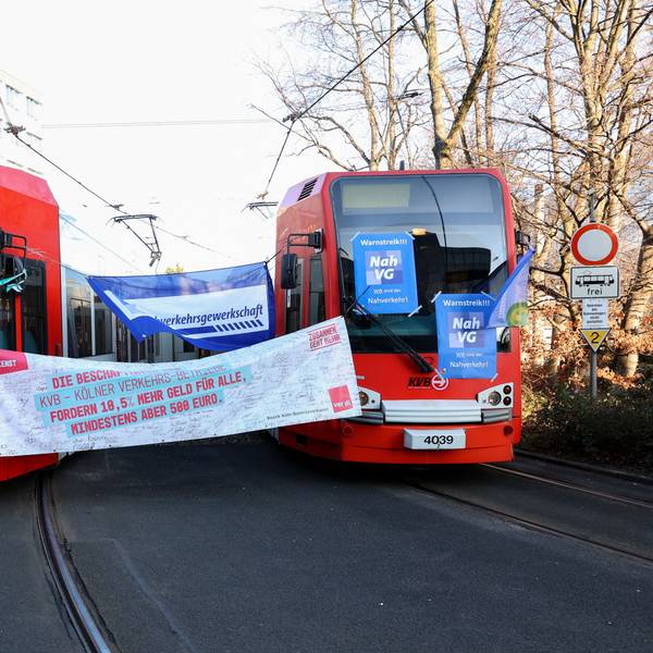 Ganztägiger Warnstreik bei den Kölner Verkehrs-Betrieben in Köln.
Verdi und Nah VG streiken am Betriebshof an der Scheidweiler Straße.