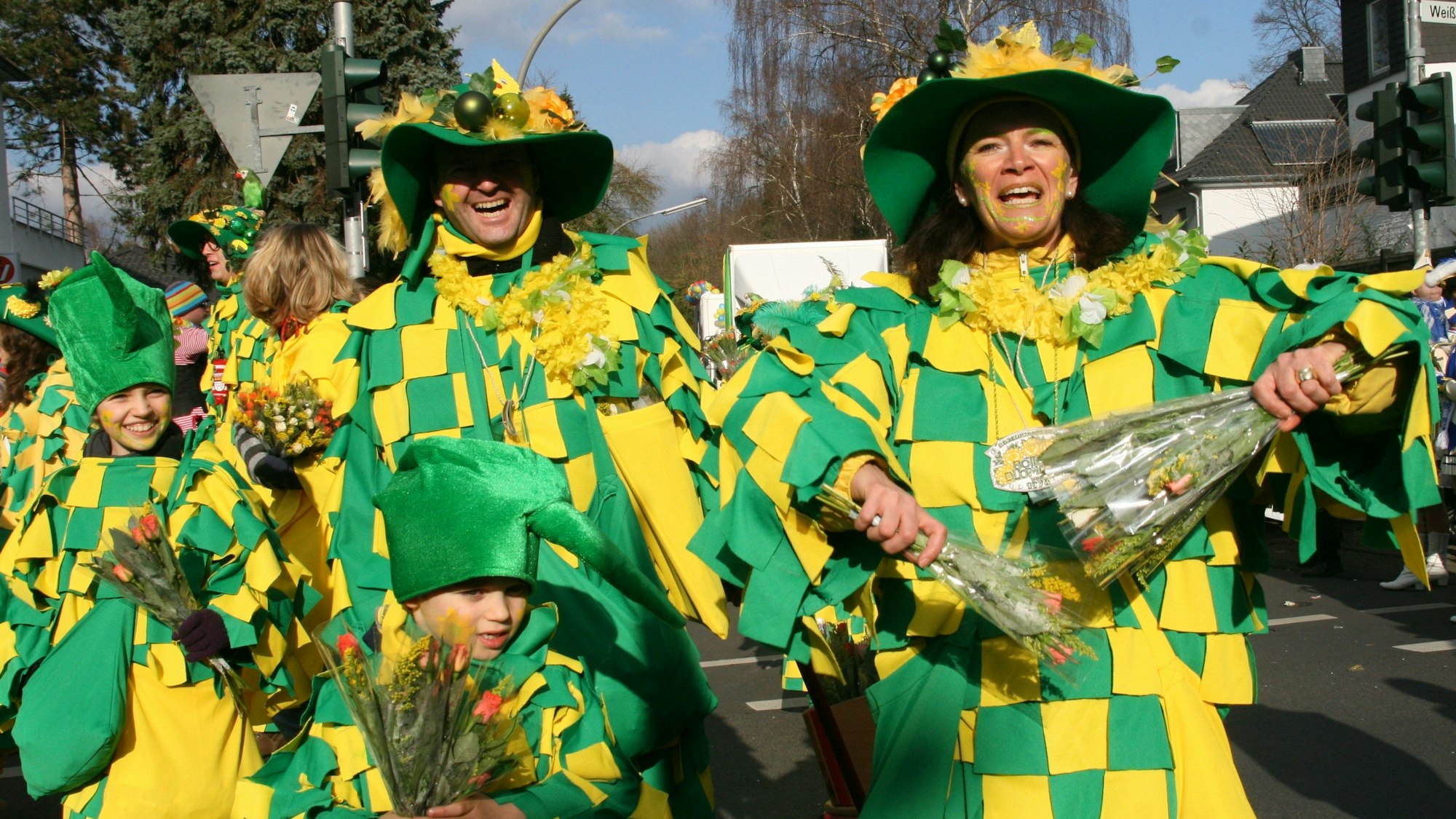 Ulrike Süsser mit pinker Perücke und Brille.