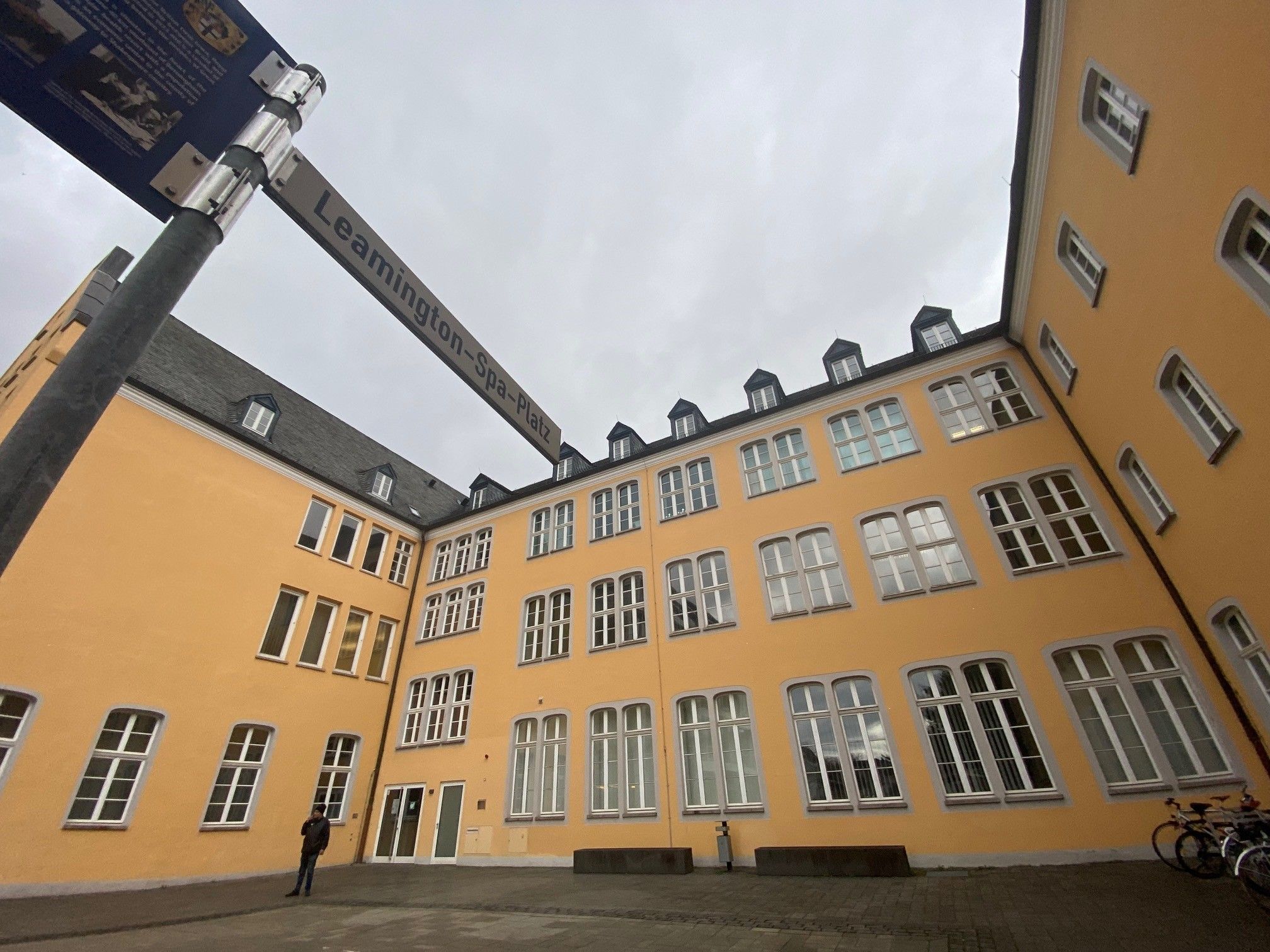 Man sieht den Innenhof des Brühler Rathauses.