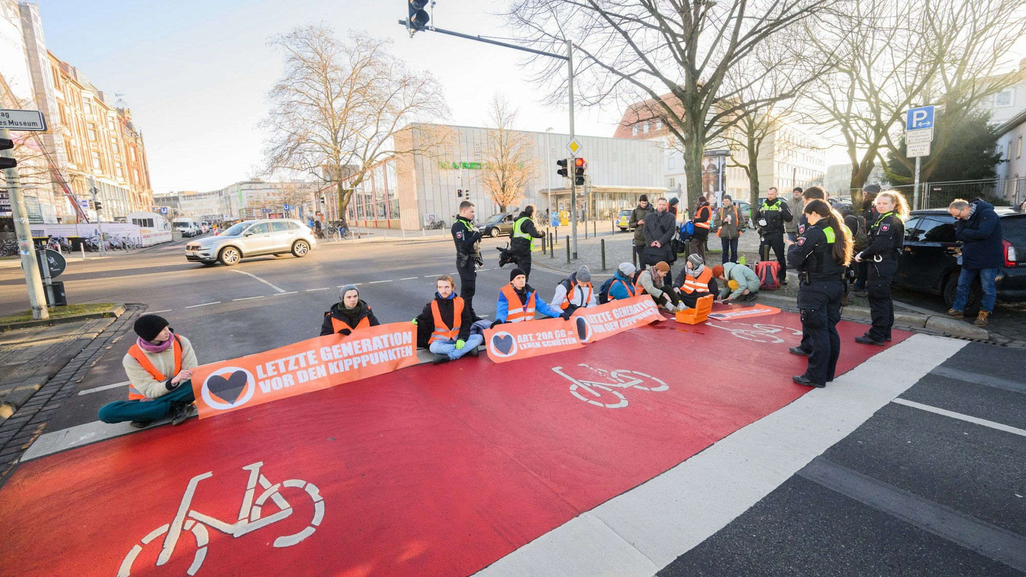 Aktivisten der Gruppierung „Letzte Generation“ haben sich in der Innenstadt teils auf der Straße festgeklebt und blockieren den Verkehr.