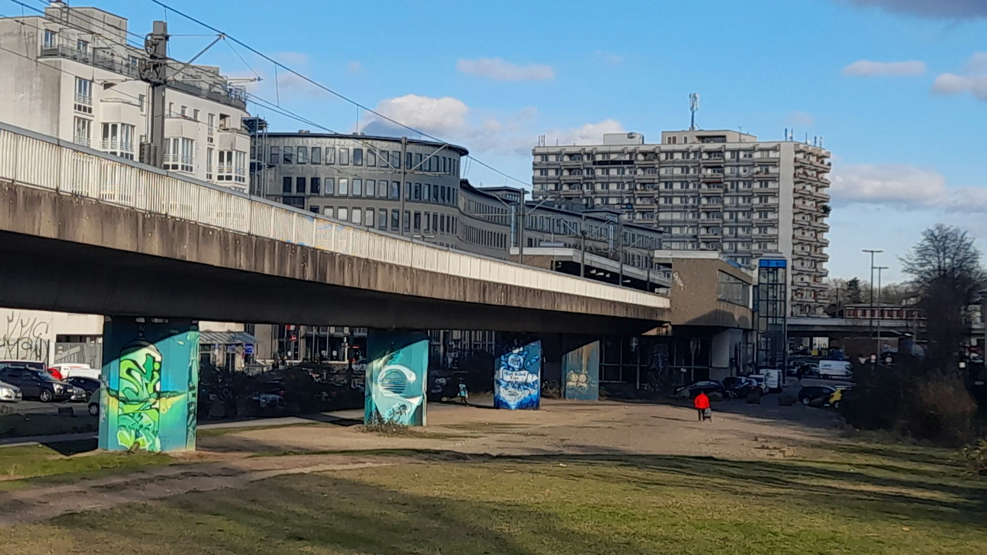 Der Blick auf die Neusser Straße/Gürtel und das kleine Nippeser Hochhaus-Ensemble an der Grenze zu Weidenpesch und Niehl.