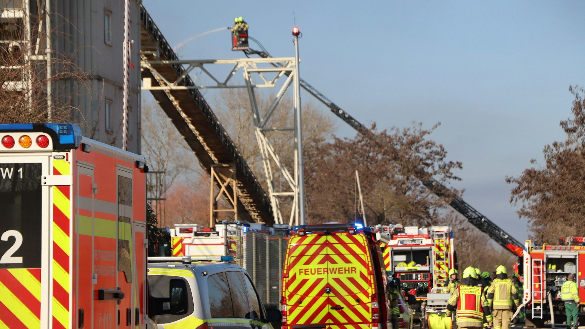 Über die Drehleiter wurde das in Brand geratene Transportband am Förderturm der Kiesgrube in Hersel gelöscht.