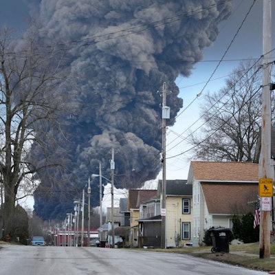 Apokalyptische Szenen bieten sich Anwohnern in East Palestine im US-Bundesstaat Ohio, nachdem es nach einem Zugunglück zu Feuer und Explosionen gekommen ist.