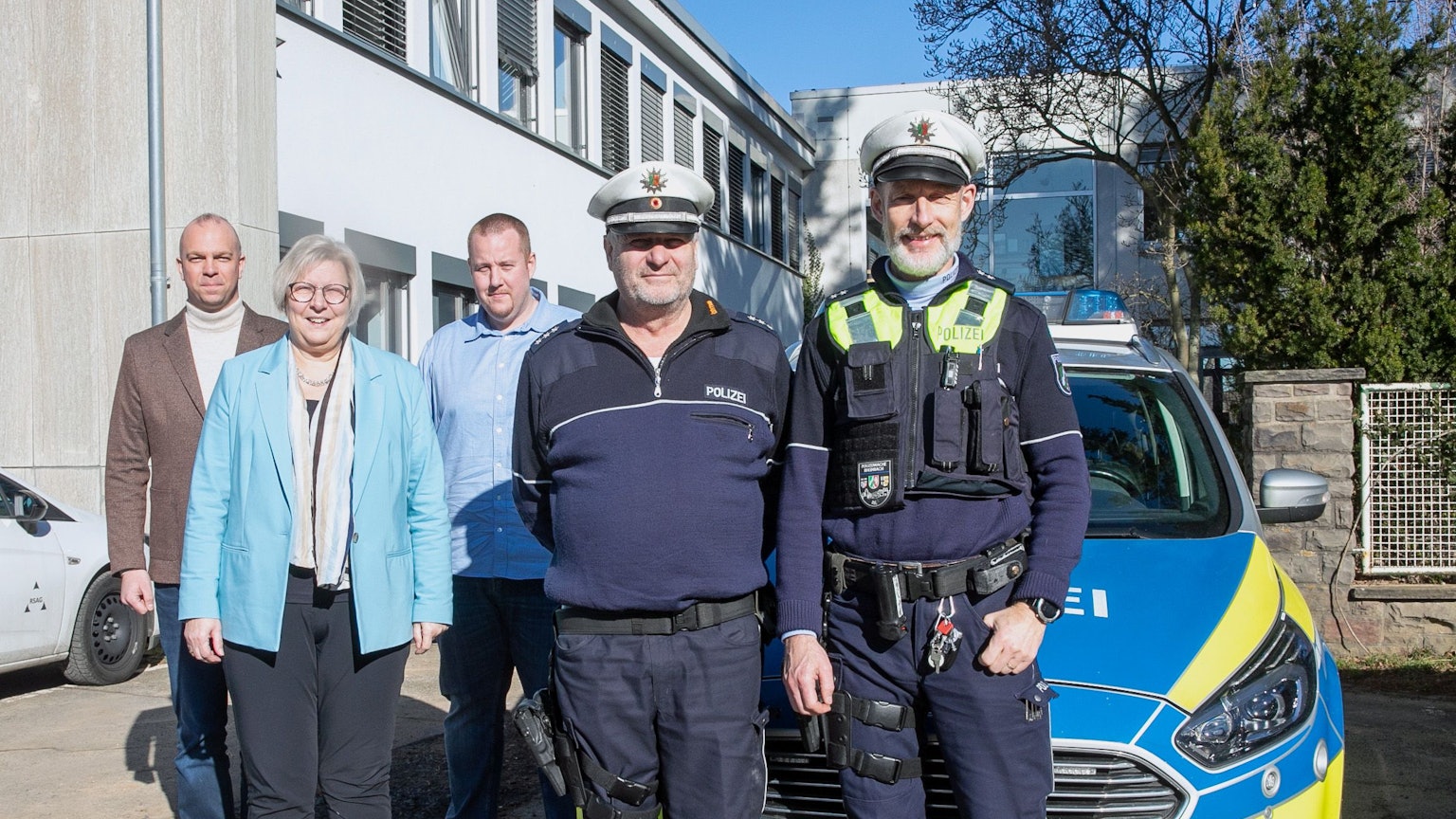 Beigeordneter Tobias Weingartz, Bürgermeisterin Petra Kalkbrenner und Ordnungsamtsleiter Denis Wagner begrüßten die beiden neuen für die Gemeinde Swisttal zuständigen Bezirksbeamten Helmut Kösling und Ingo Düster. Foto: Volker Jost