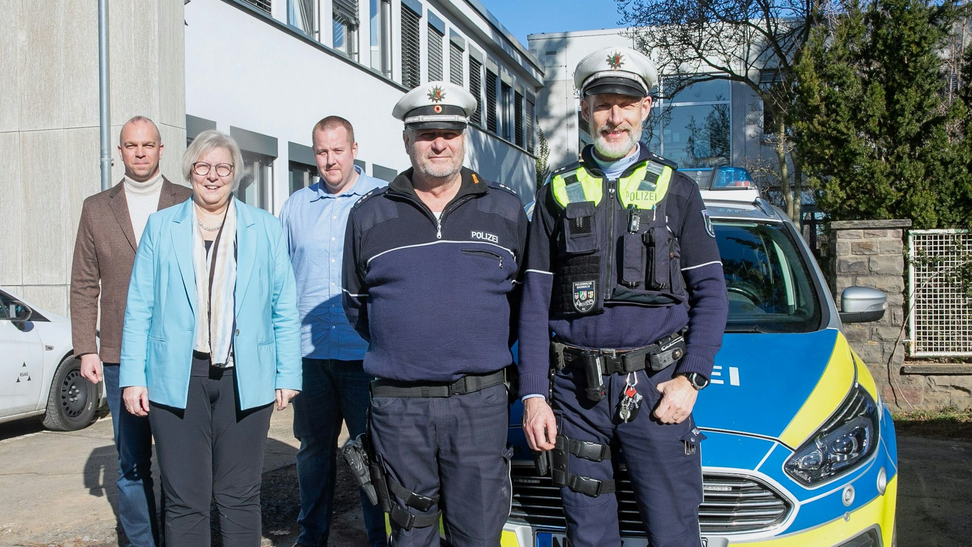 Beigeordneter Tobias Weingartz, Bürgermeisterin Petra Kalkbrenner und Ordnungsamtsleiter Denis Wagner begrüßten die beiden neuen für die Gemeinde Swisttal zuständigen Bezirksbeamten Helmut Kösling und Ingo Düster. Foto: Volker Jost