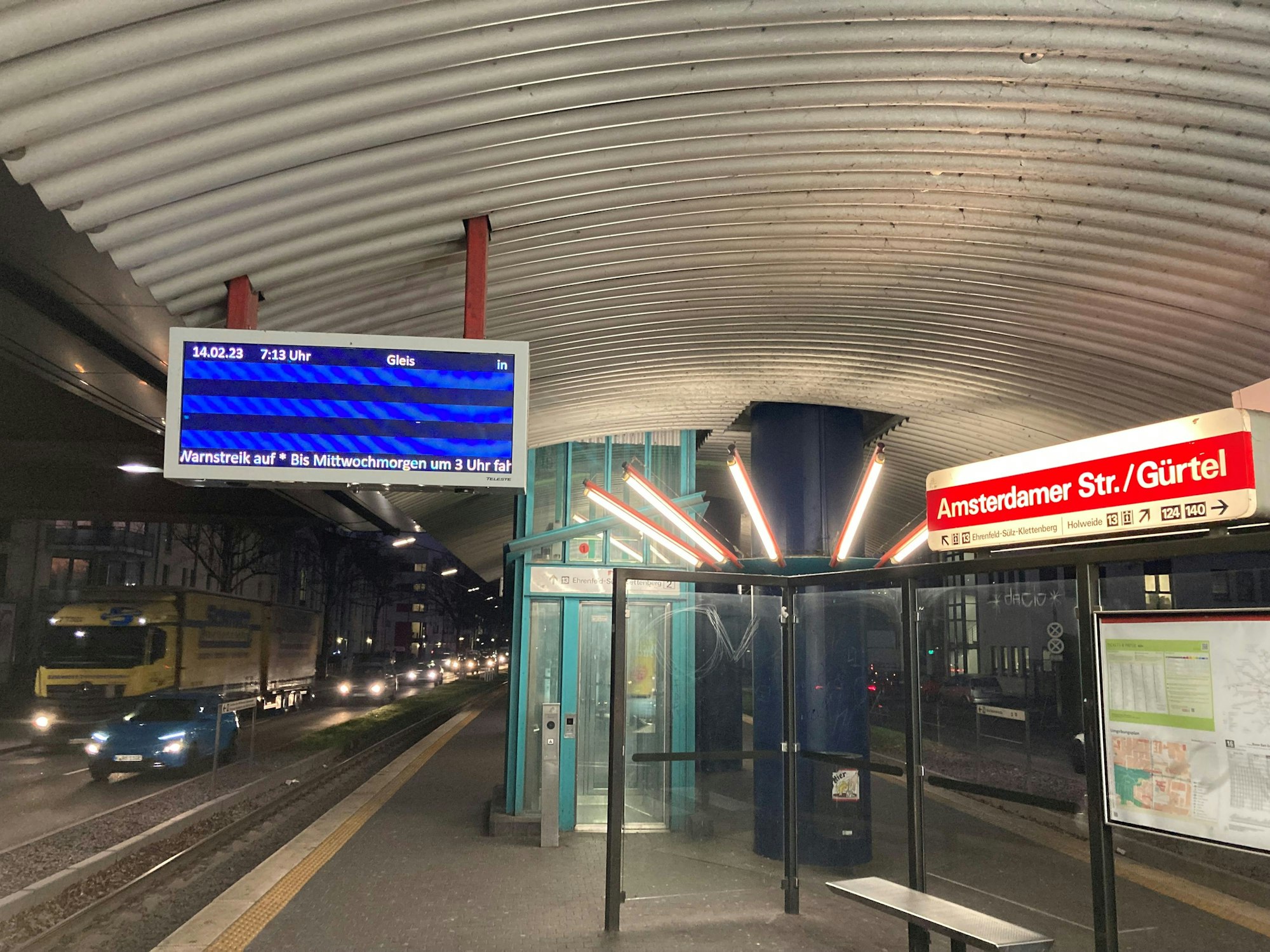 Leerer Bahnsteig infolge des KVB-Streiks.