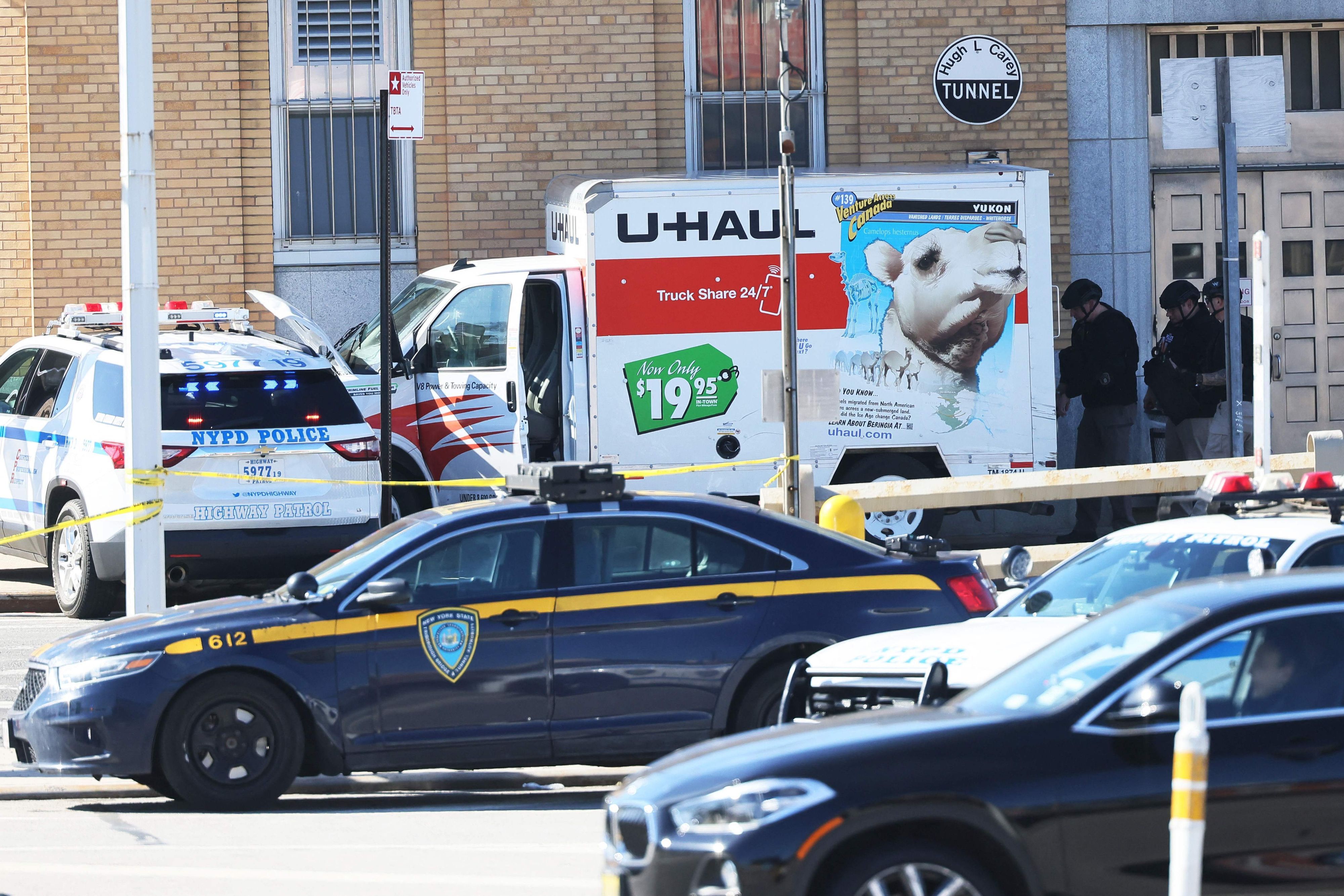 Polizisten untersuchen hinter einem abgesperrten Bereich den Transporter, mit dem der Mann in New York mehrere Fußgänger überfahren hat.