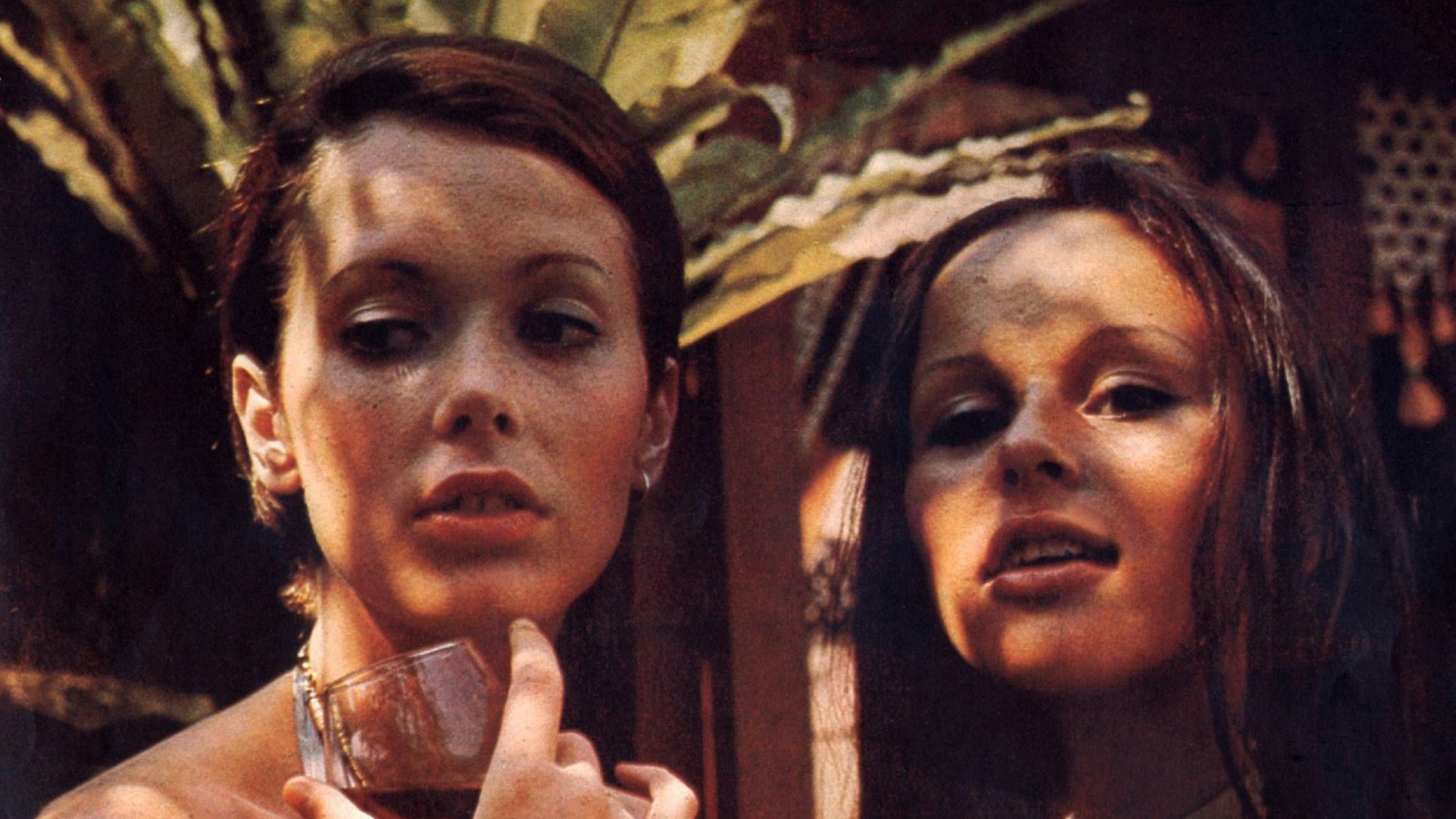 Sylvia Kristel als Emmanuelle mit einer Kollegin.