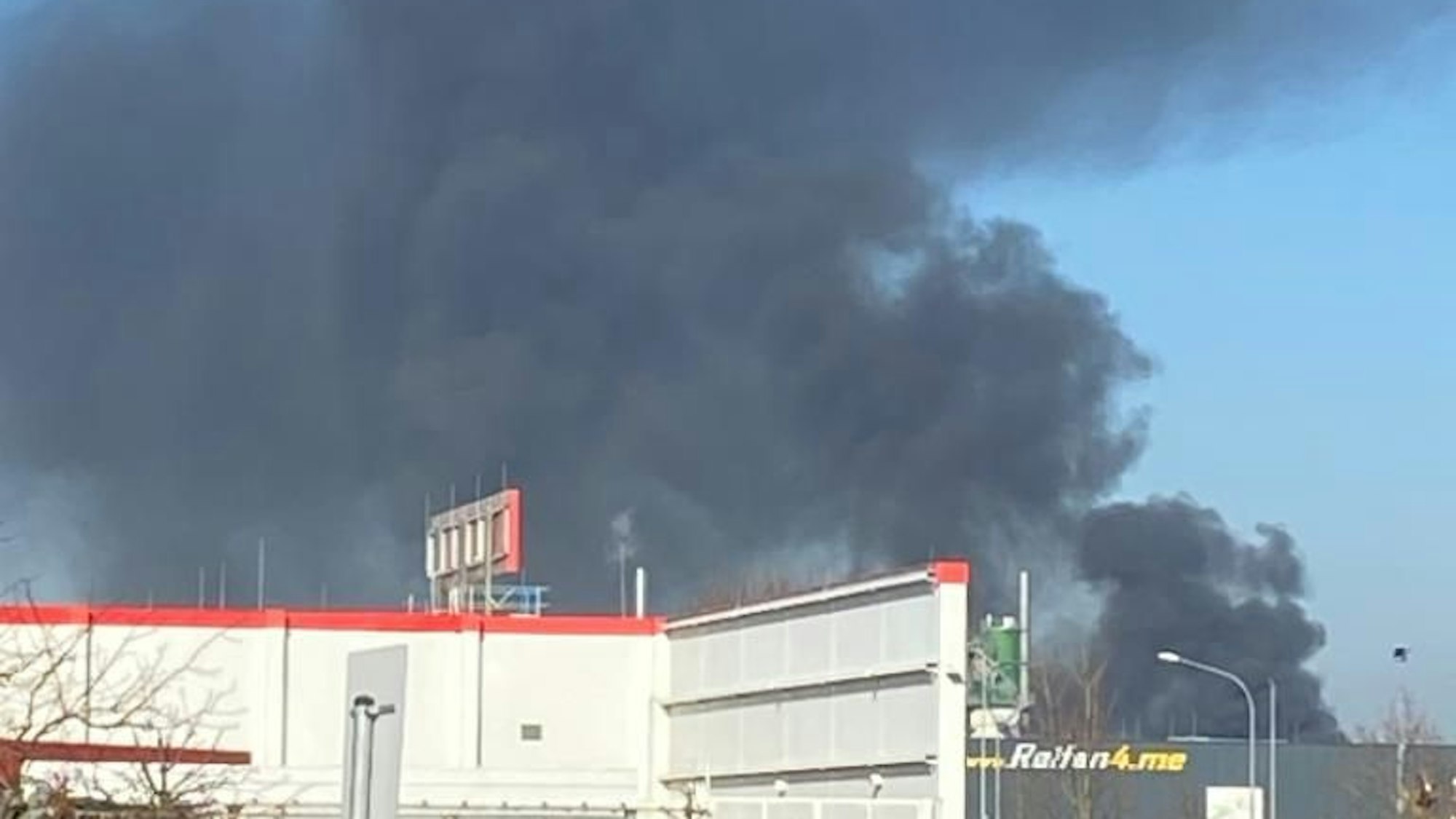 Die dunkle Rauchsäule war weithin sichtbar.