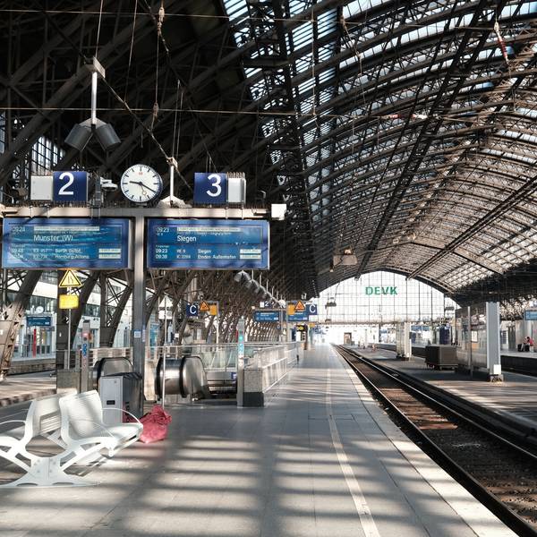 Wegen des Lokführerstreiks der Gewerkschaft Deutscher Lokomotivführer (GDL) stehen in Köln seit Mittwoch die Züge still. Der Streik soll am Montag nun früher als geplant enden.