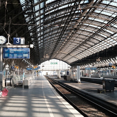 Wegen des Lokführerstreiks der Gewerkschaft Deutscher Lokomotivführer (GDL) stehen in Köln seit Mittwoch die Züge still. Der Streik soll am Montag nun früher als geplant enden.