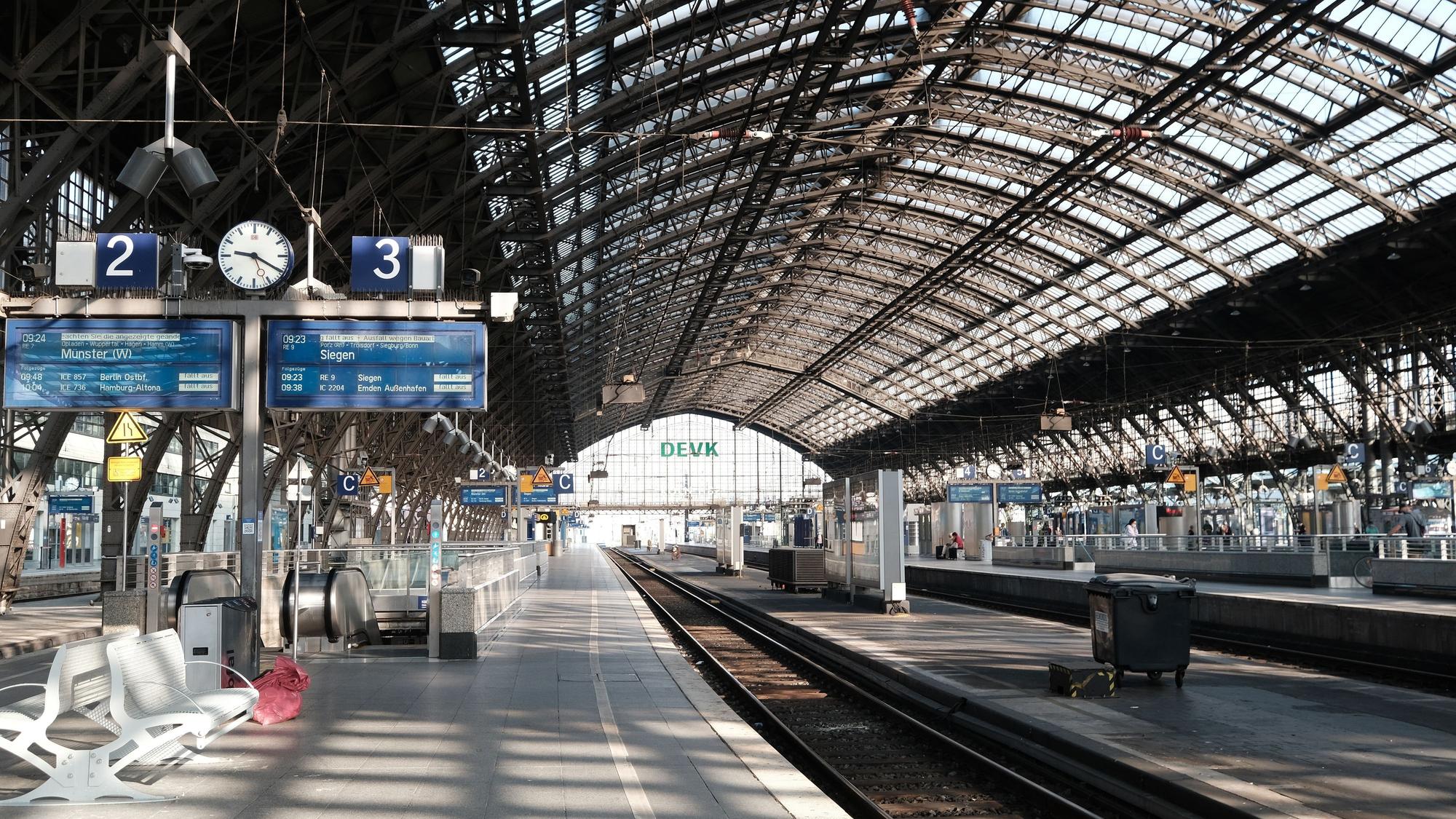 Wegen des Lokführerstreiks der Gewerkschaft Deutscher Lokomotivführer (GDL) stehen in Köln seit Mittwoch die Züge still. Der Streik soll am Montag nun früher als geplant enden.