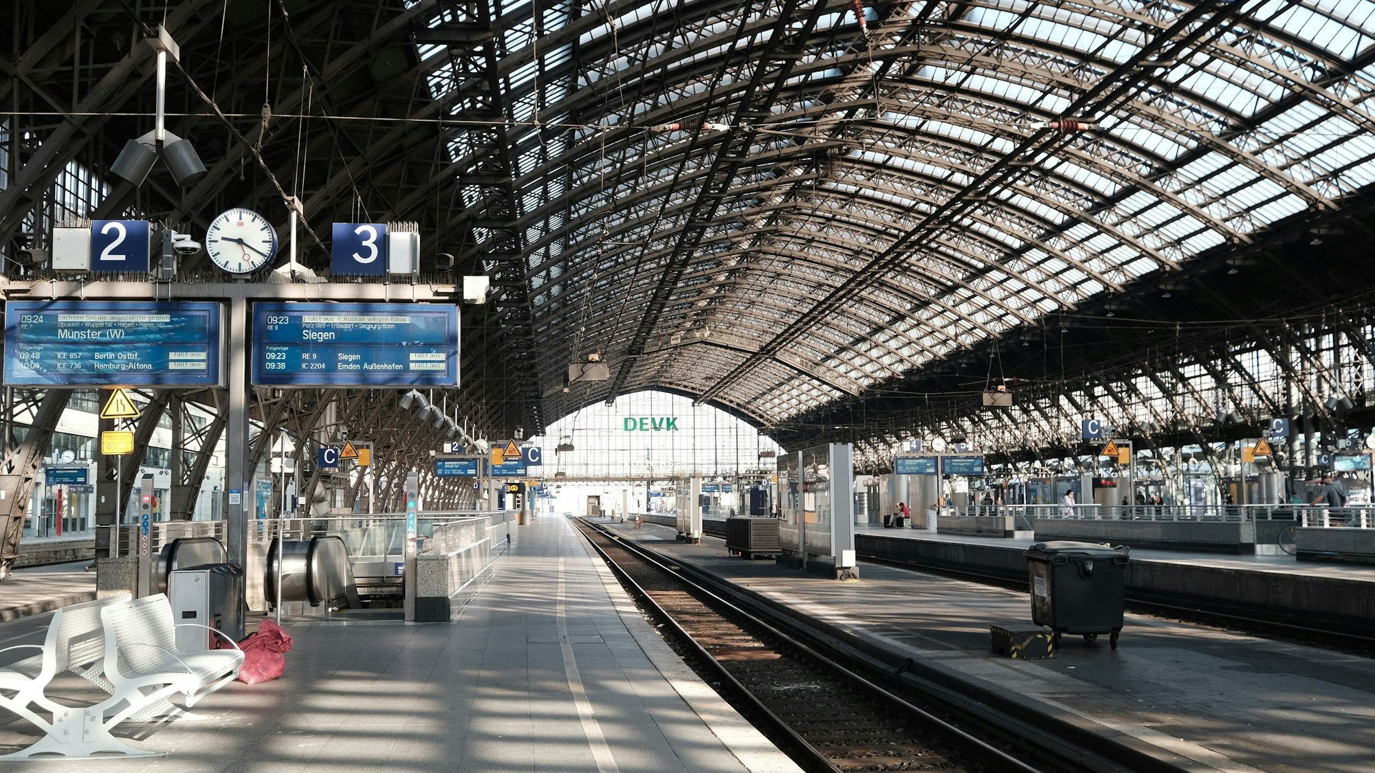 Wegen des Lokführerstreiks der Gewerkschaft Deutscher Lokomotivführer (GDL) stehen in Köln seit Mittwoch die Züge still. Der Streik soll am Montag nun früher als geplant enden.