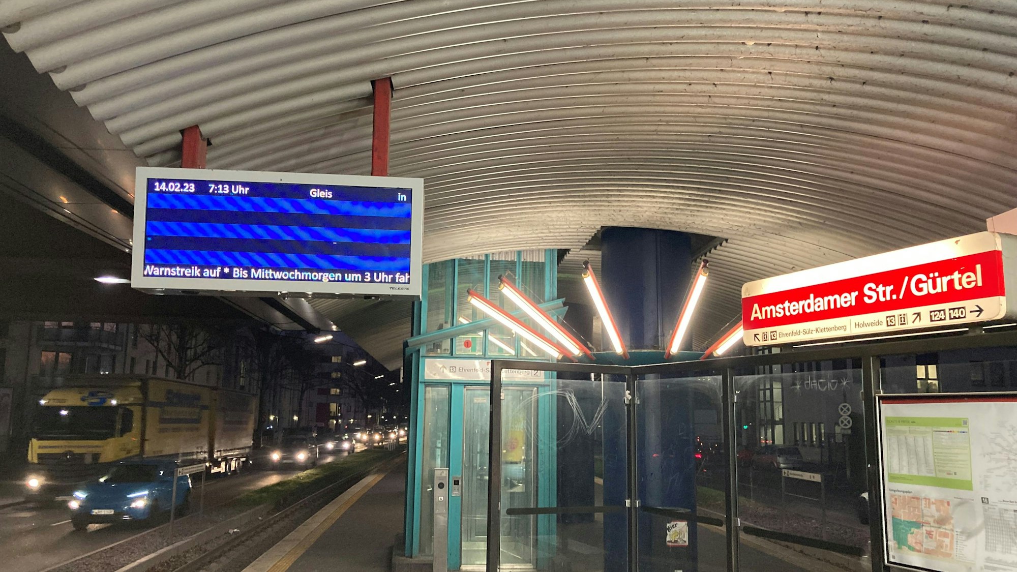 Leerer Bahnsteig infolge des KVB-Streiks.