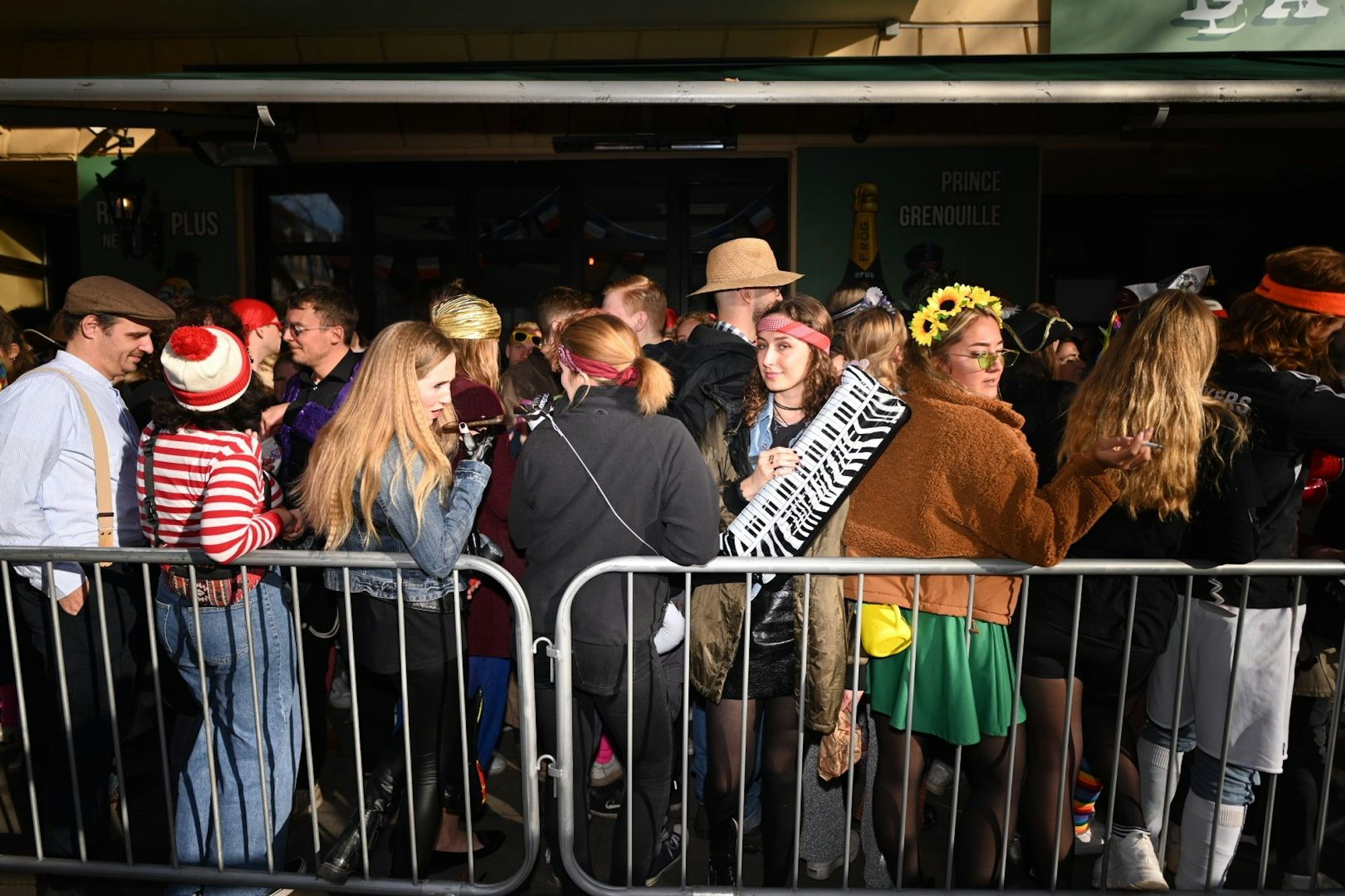 Karnevalisten warten vor der Kneipe
