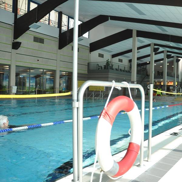 Das Foto zeigt ein Schwimmbad.