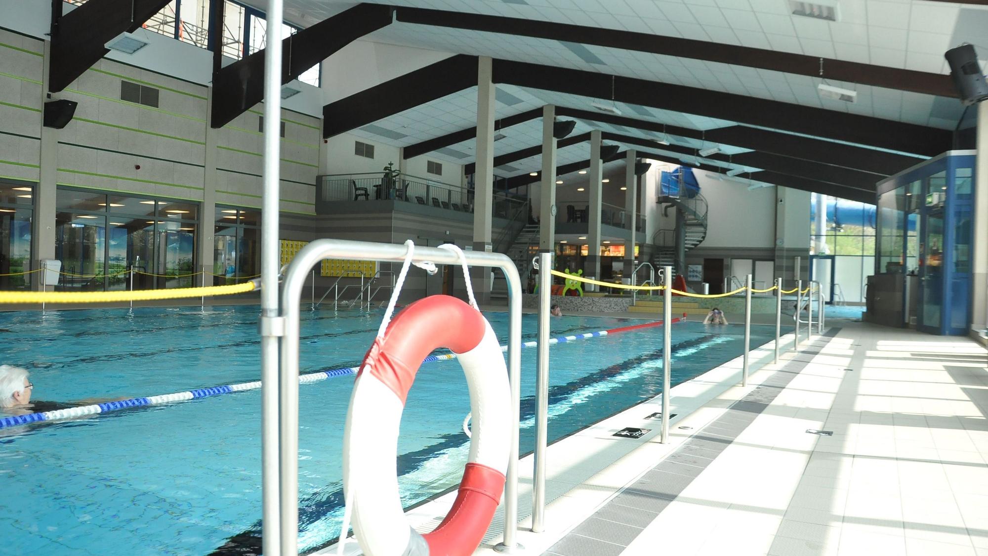 Das Foto zeigt das Schwimmerbecken in der Erftlagune. Dort können Schwimmer weiter nur in begrenztem Maße ihre Bahnen ziehen.