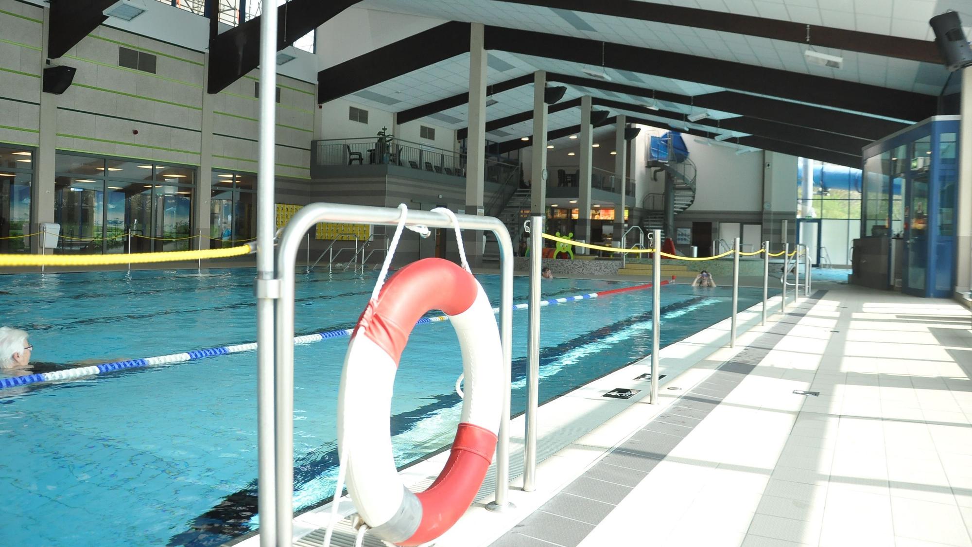 Das Foto zeigt ein Schwimmbad.