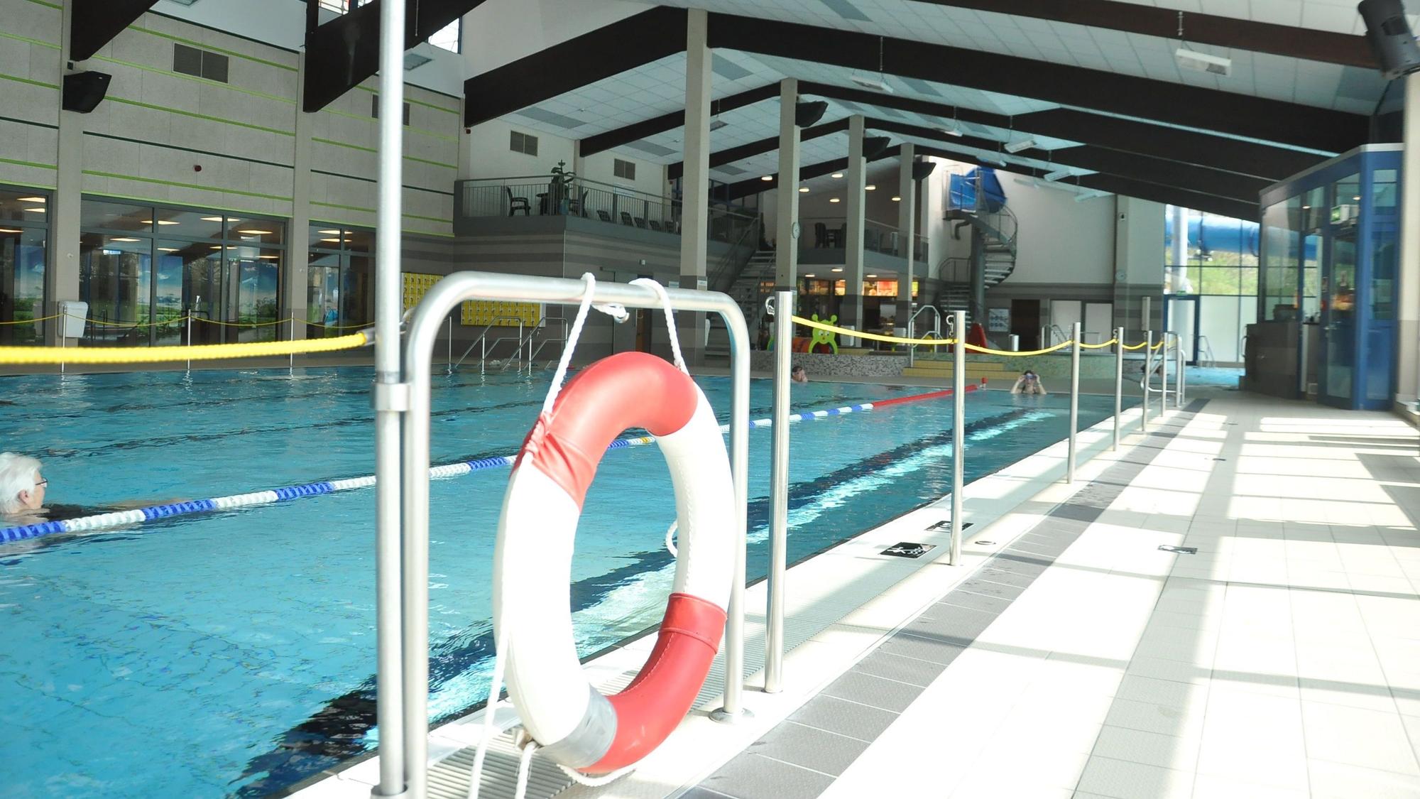 Das Foto zeigt ein Schwimmbad.