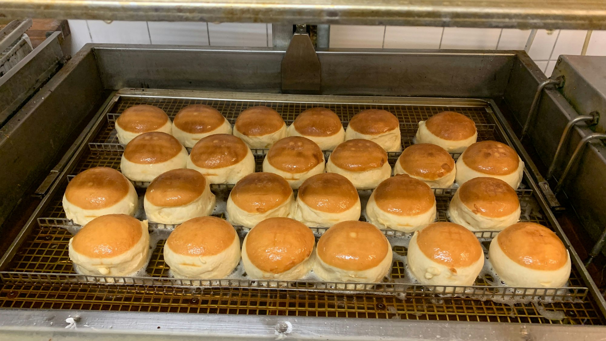 Berliner auf ihrem Weg zum fertigen Backwerk.