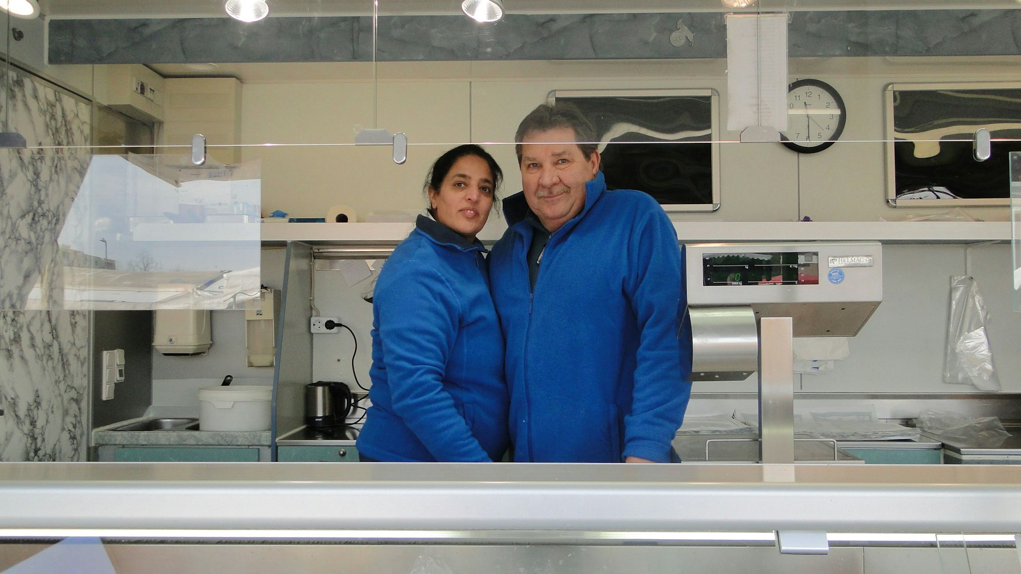 Rachida Kamari und Bodo Niemann stehen in ihrem Verkaufswagen.