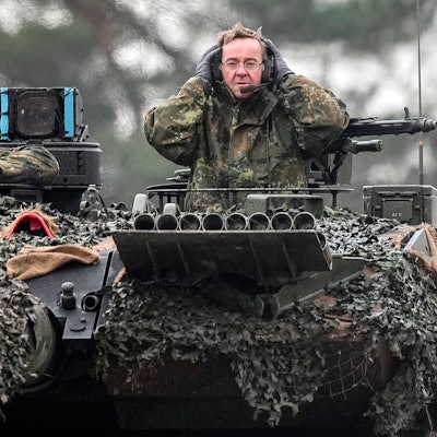 Der deutsche Verteidigungsminister Boris Pistorius auf einem Leopard 2-Panzer der Bundeswehr.