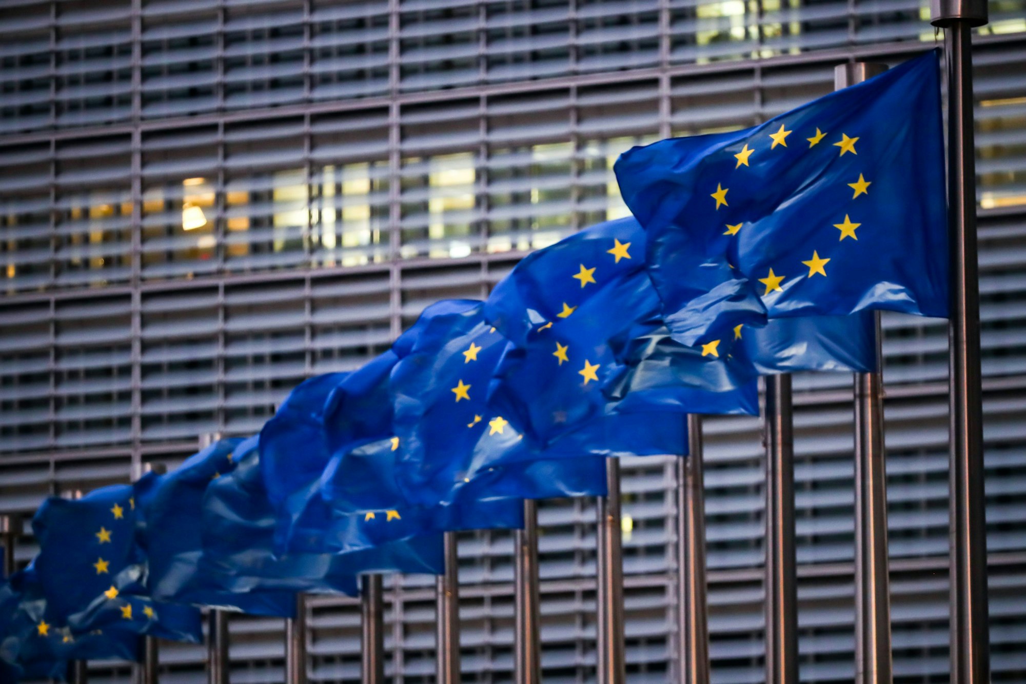 Europaflaggen wehen vor dem Sitz der EU-Kommission.