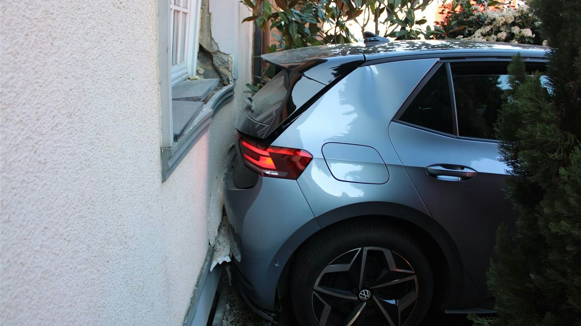 Ein VW-Fahrzeug ist mit dem Heck in eine Hauswand gekracht.