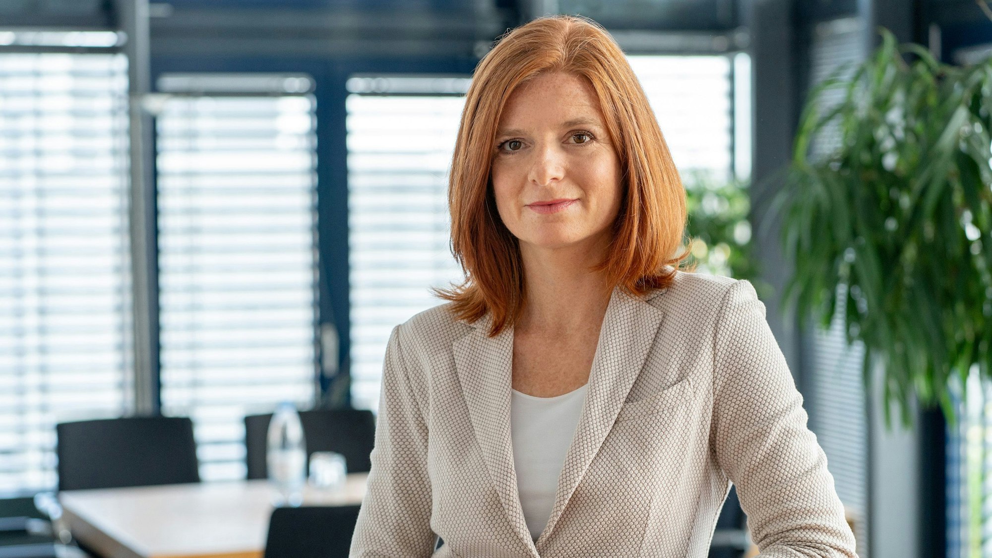 Dr. Katrin Vernau in einem Konferenzraum.