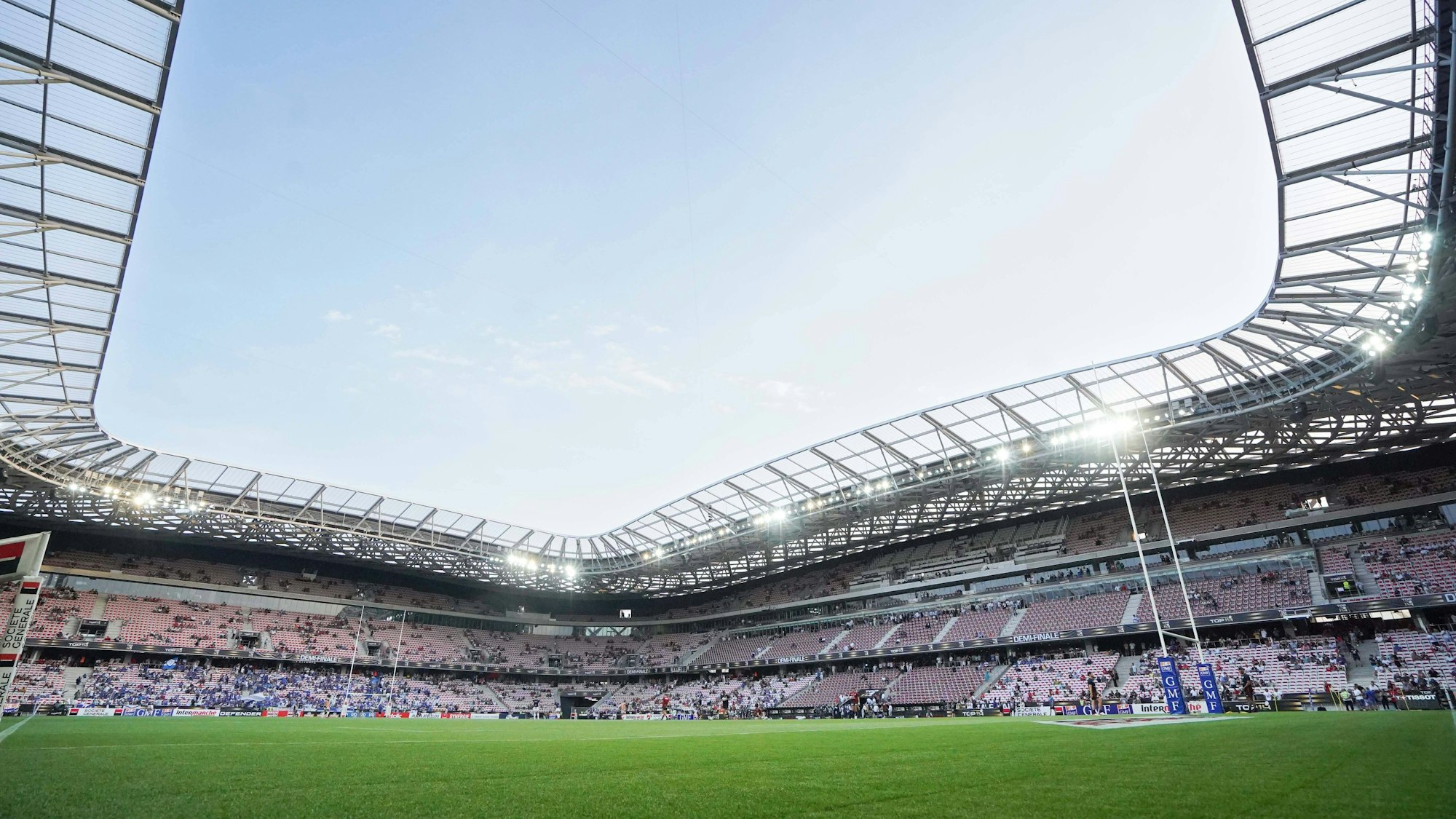 Blick in das Allianz-Riviera-Stadion: Normalerweise spielt der französische Erstligist OGC Nizza in diesem Stadion Fußball, auf dem Foto ist ein Aufbau für ein Rugby-Spiel zu sehen.