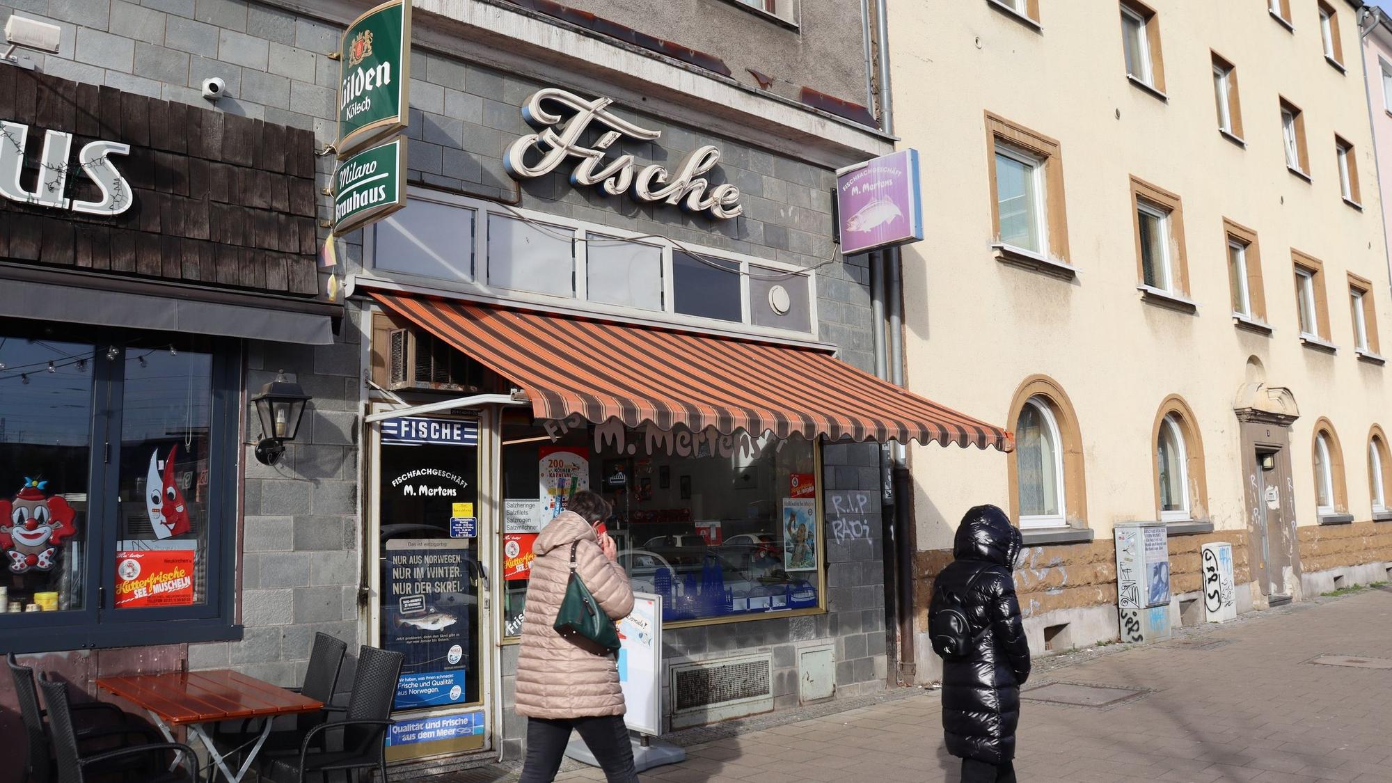 Das Fischgeschäft von Marcel Mertens am Bahnhofsvorplatz Mülheim von außen.