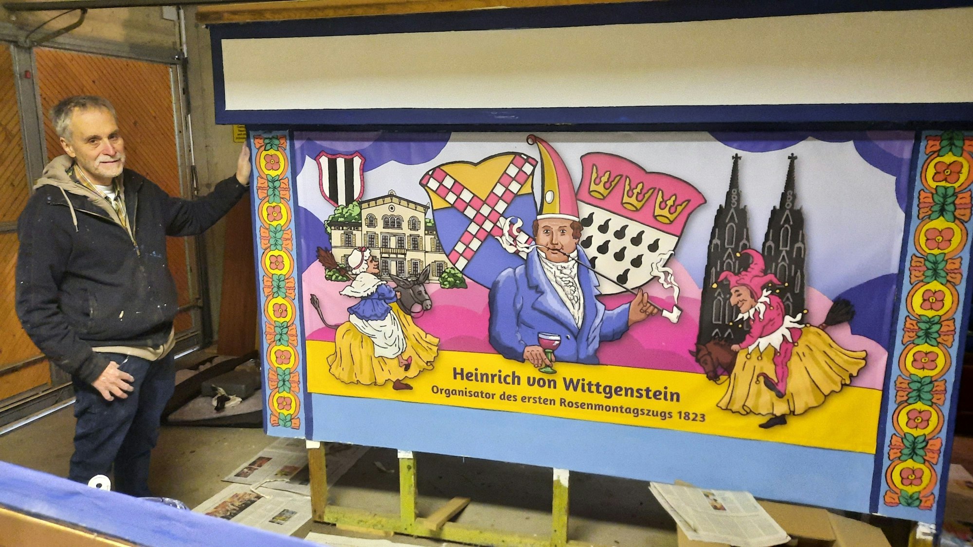 10. Februar 2023 Bornheim-Roisdorf. Der Vorsitzende der Heimatfreunde Roisdorf bei der Gestaltung des Karnevalswagens der Heimatfreunde. Foto: Frank Engel-Strebel