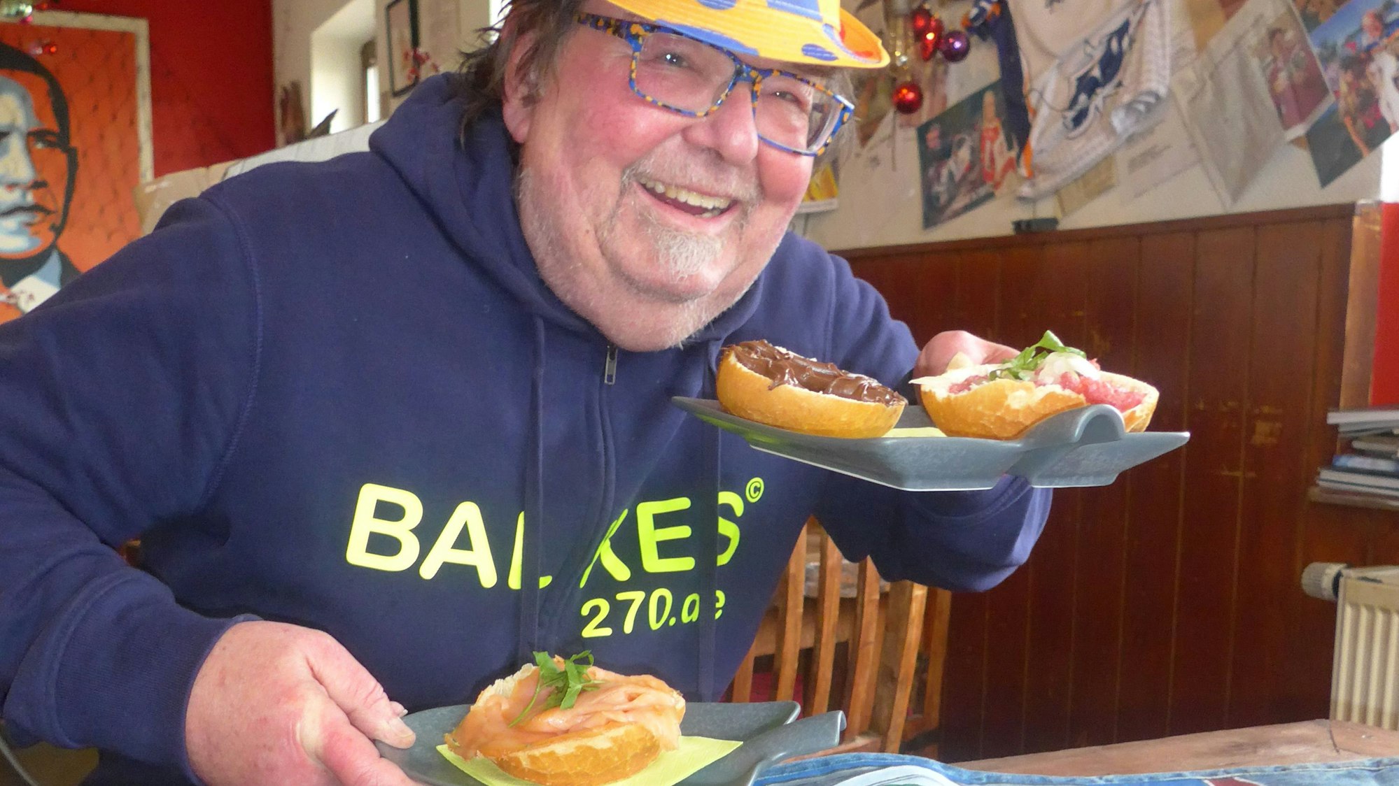 Lachs, Nutella und Mett: Andreas Weyrauch aus Kerpen-Balkhausen zeigt auf dem Foto Brötchen mit verschiedenem Belag.