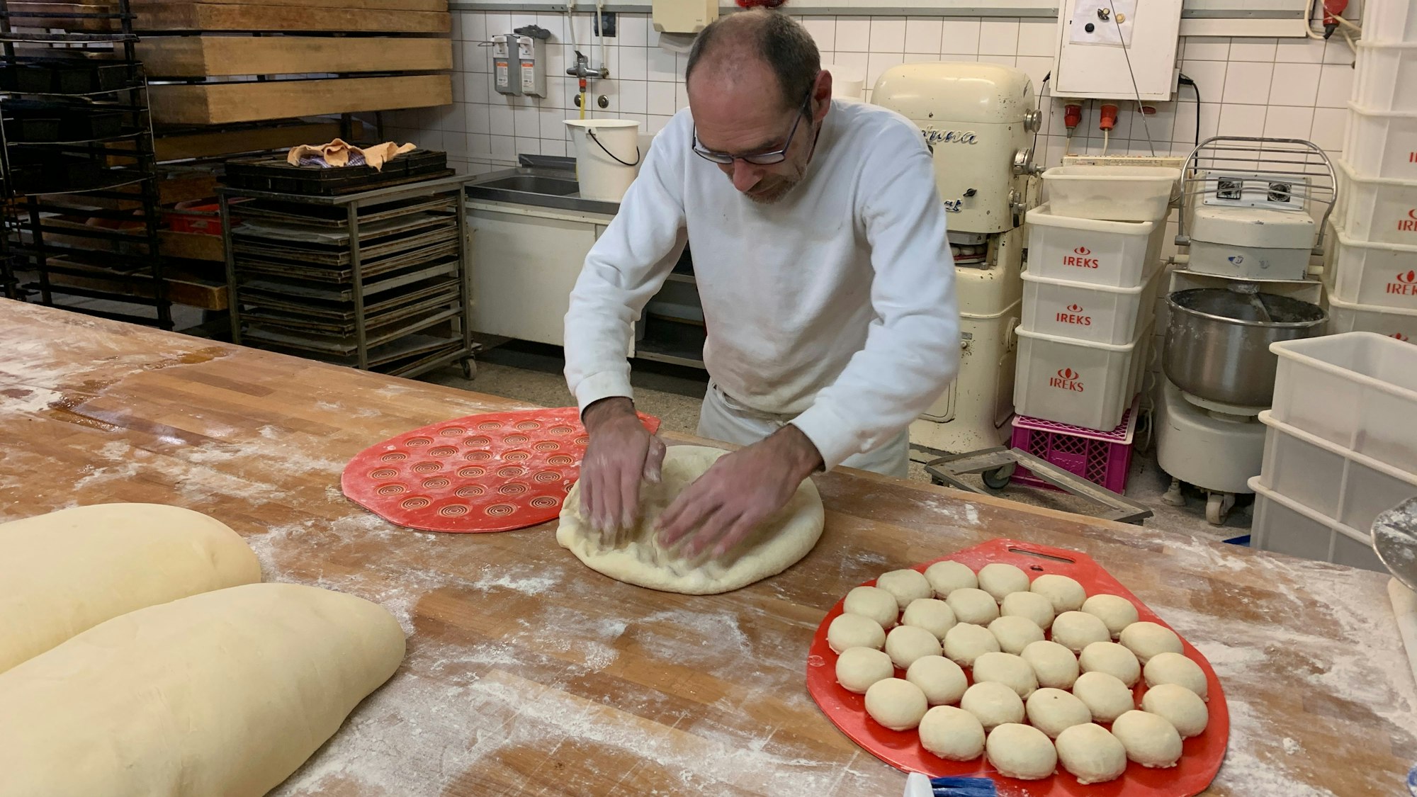 Feinarbeit: Frank Melcher formt die Teiglinge in einer Presse.