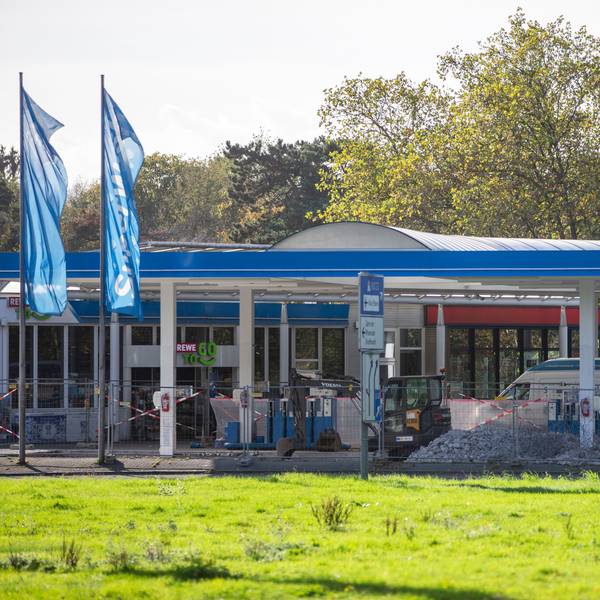 Sie soll für die Stadtbahn Süd verschwinden: Die Tankstelle am Verteilerkreis Süd