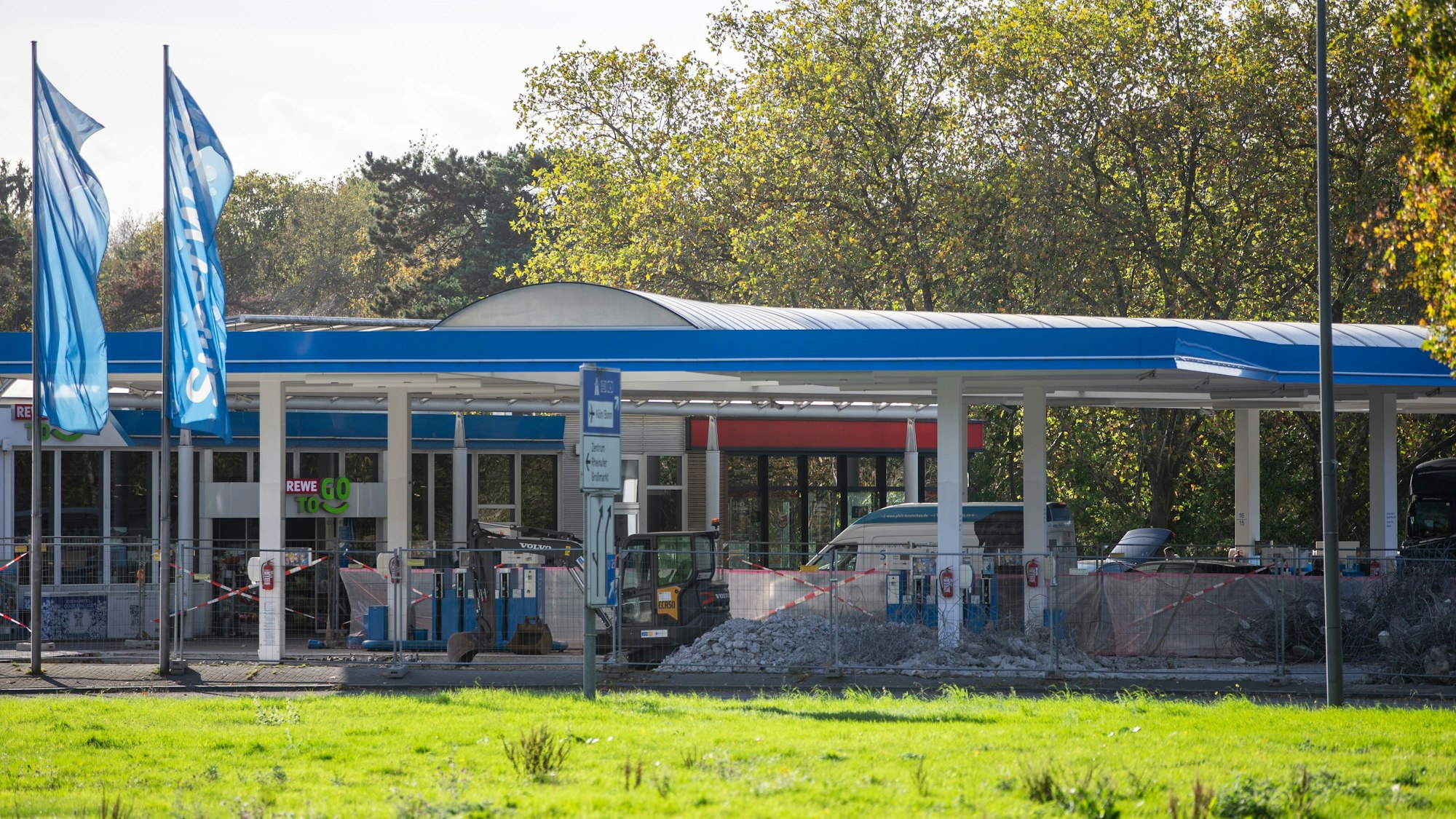 Sie soll für die Stadtbahn Süd verschwinden: Die Tankstelle am Verteilerkreis Süd