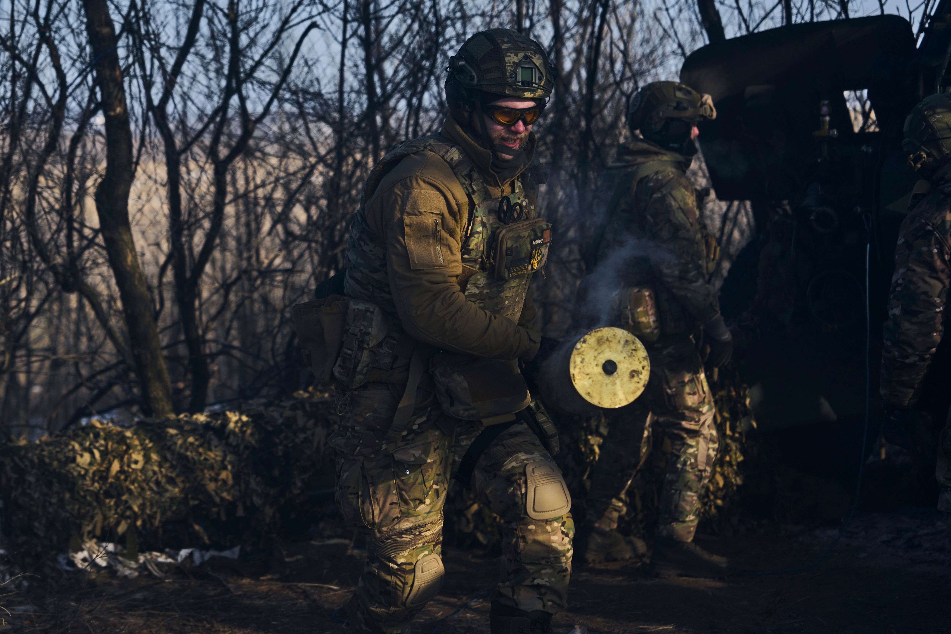 08.02.2023, Ukraine, -: Ukrainische Soldaten bereiten eine Kanone an der Frontlinie in der Nähe von Bachmut. Foto: Libkos/AP/dpa +++ dpa-Bildfunk +++