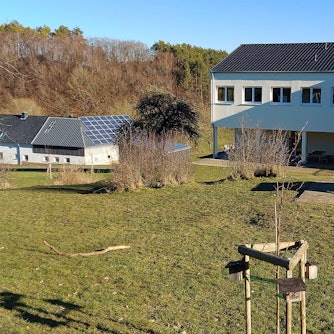 Ein Standort der Ahr-Grundschule ist in Dollendorf. Dort entsteht vor dem linken Trakt ein Anbau.