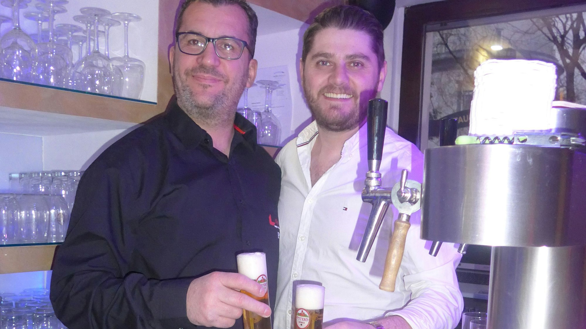 Die Gastronomen Karim Sela und Ben Gorenca begrüßen ihre Gäste am Rosenmontag mit einem Glas Kölsch zum Katerfrühstück.
