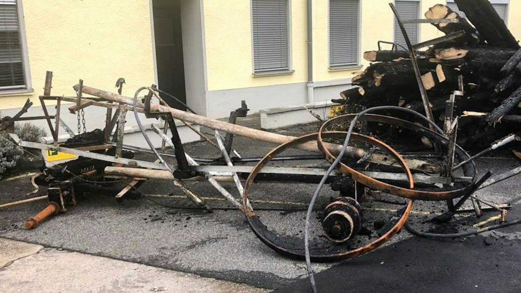 Der völlig ausgebrannte Wagen.