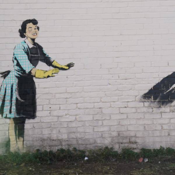Das neue Kunstwerk des Straßenkünstlers Banksy mit dem Titel „Valentine's Day Mascara“ an der Seite eines Gebäudes wurde von einer Gefriertruhe und zerbrochenen Möbeln, die Teil der Installation waren, befreit. Das Kunstwerk zeigt eine Hausfrau aus den 1950er Jahren, die eine klassische blaue Krawatte und gelbe Spülhandschuhe trägt, mit einem geschwollenen Auge und einem fehlenden Zahn, die ihren männlichen Partner in eine Gefriertruhe zu schubsen scheint.